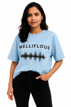 Lade das Bild in den Galerie-Viewer, Bio-ethisches, luxuriöses, übergroßes T-Shirt mit tief angesetzter Schulterpartie – Chambray-Blau
